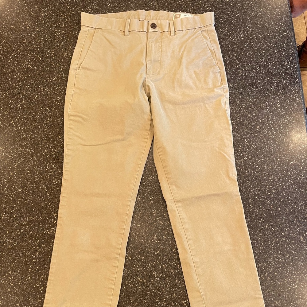 GAP Khaki pants. Slim fit. 30x32